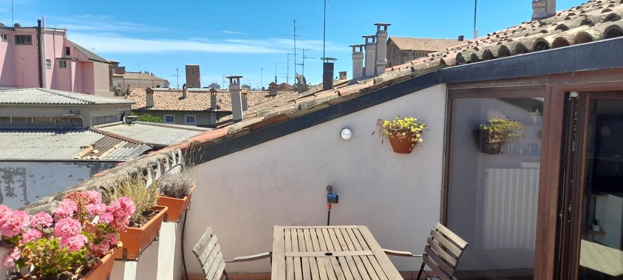 Corte Cavour. Una mansarda nel cuore della città Ravena Exterior foto