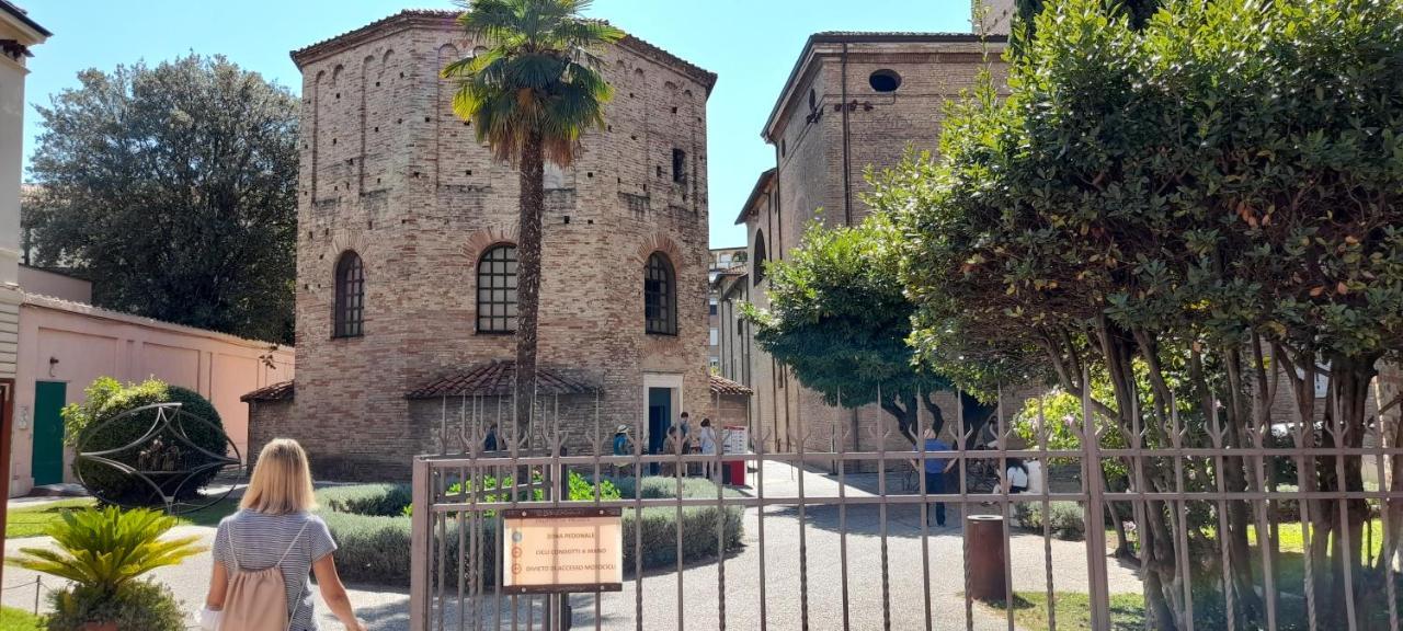 Corte Cavour. Una mansarda nel cuore della città Ravena Exterior foto