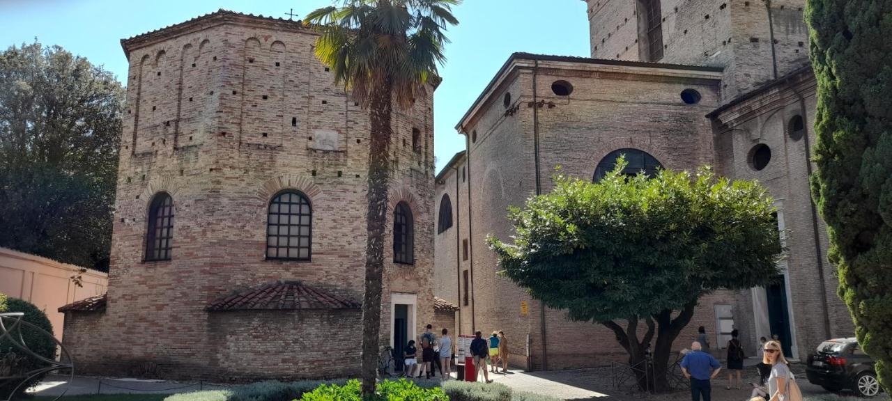 Corte Cavour. Una mansarda nel cuore della città Ravena Exterior foto