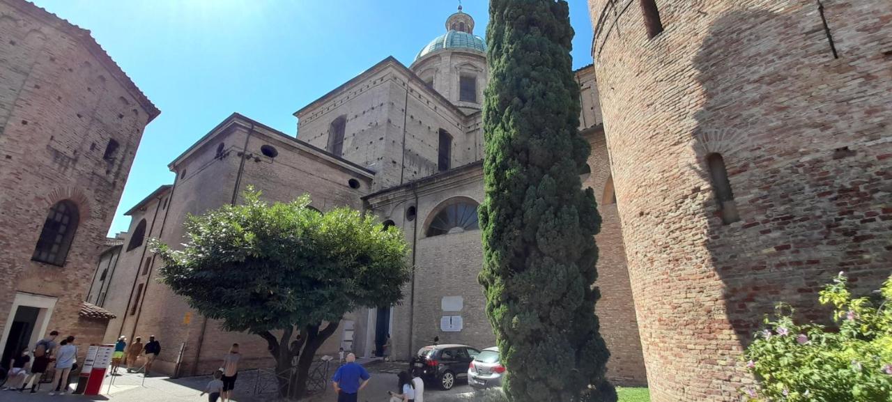 Corte Cavour. Una mansarda nel cuore della città Ravena Exterior foto
