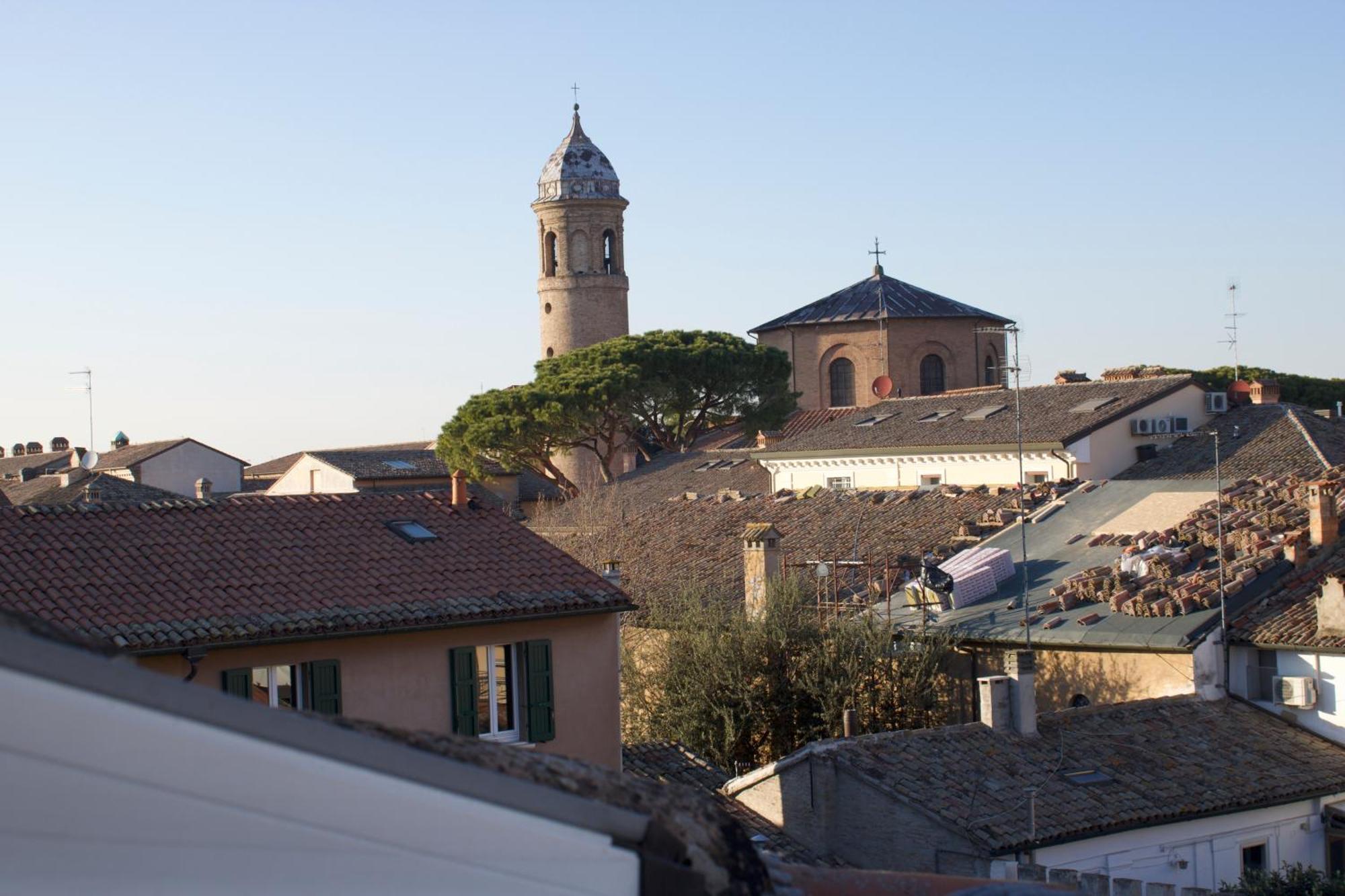 Corte Cavour. Una mansarda nel cuore della città Ravena Exterior foto
